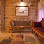 Cave Hotell *